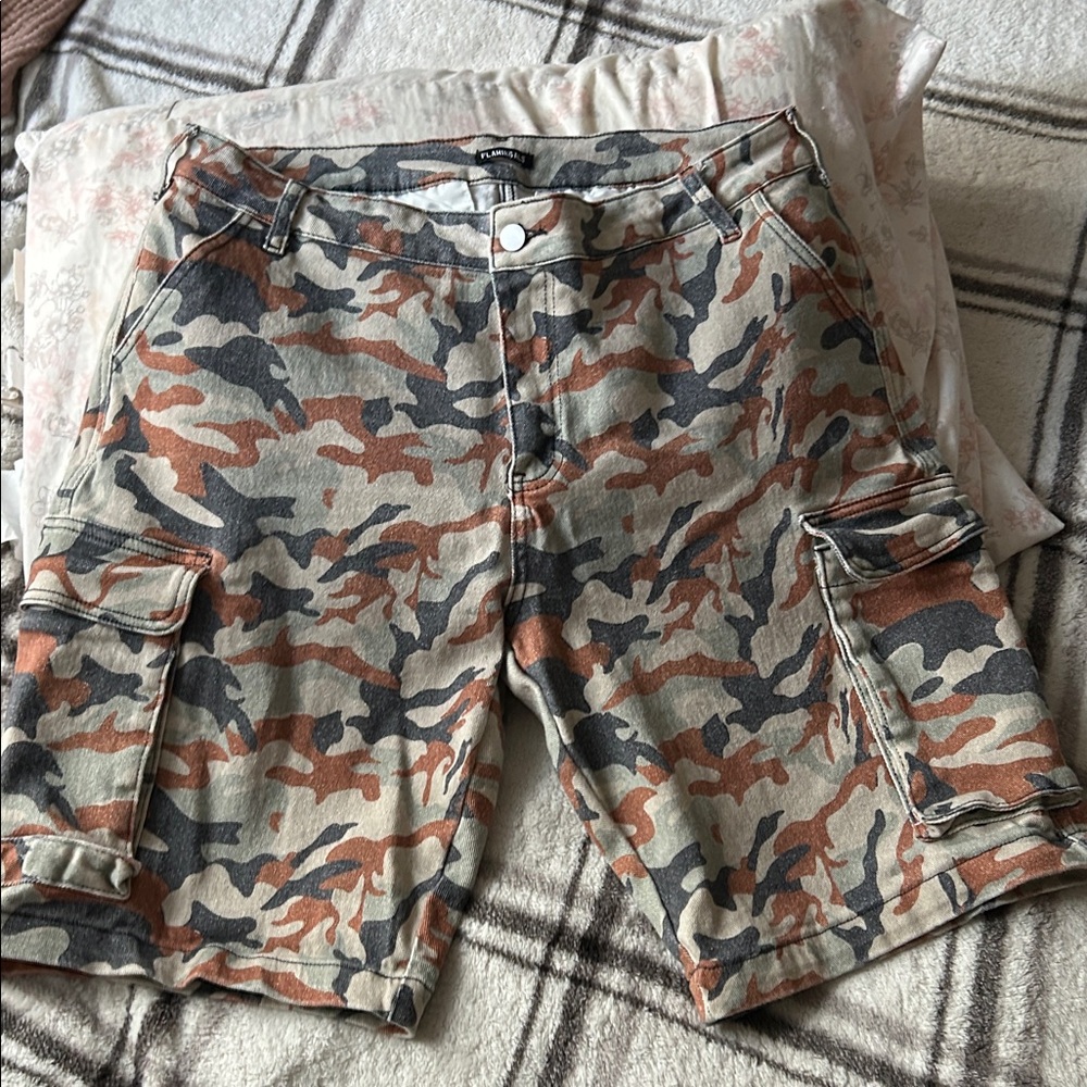 Camouflage Cargo Shorts Flamingals nwot
